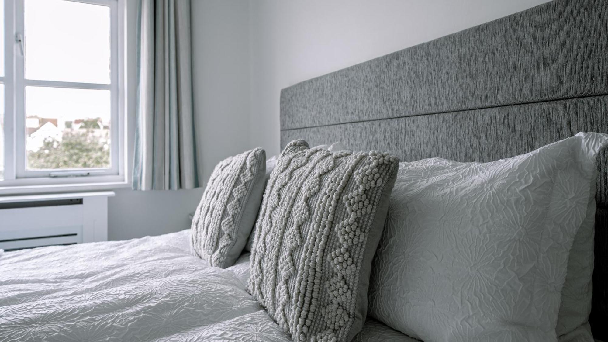 Hightide - 2 Bed With Parking, Balcony & Sea View. Apartment Swanage Bagian luar foto